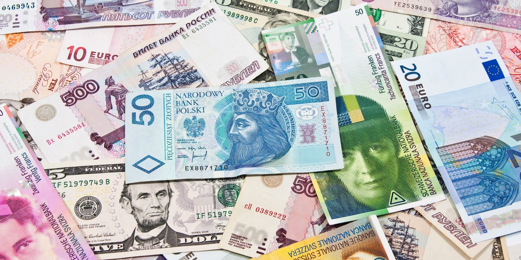 Banknoty różnych walut.
