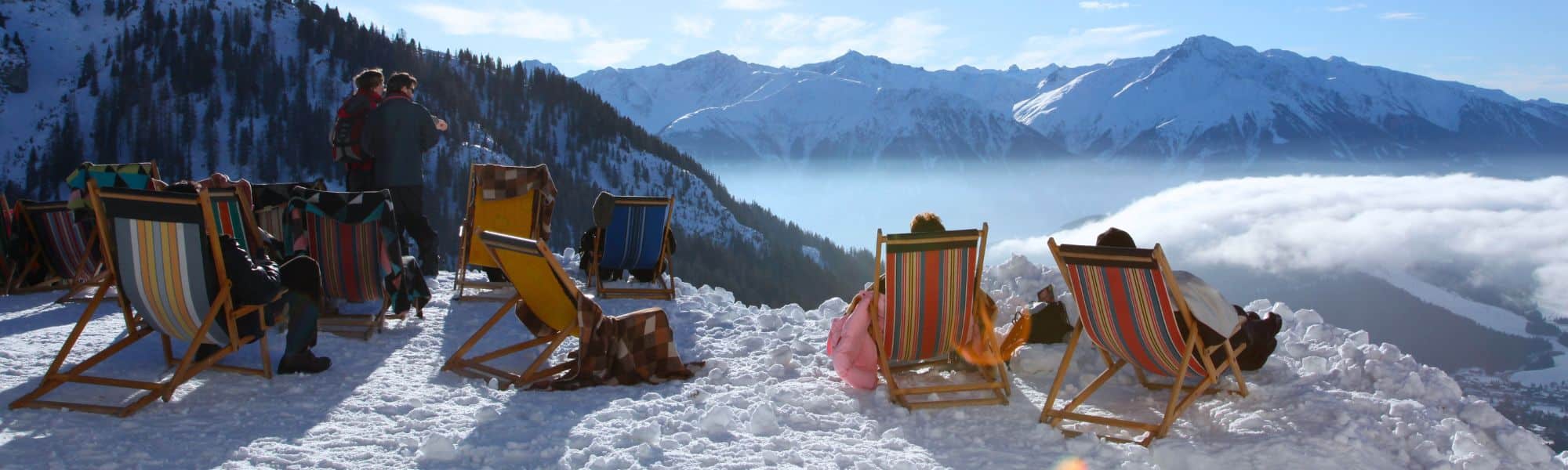 Punkt widokowy na Alpy - leżaki na ośnieżonym stoku - apres ski podczas wyjazdu na narty
