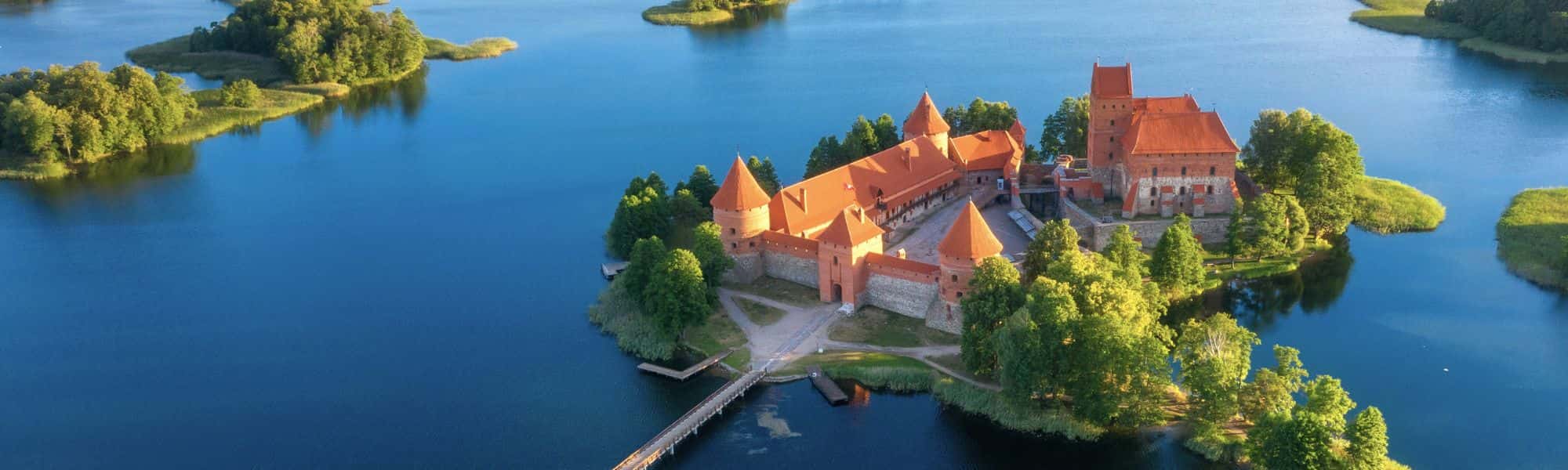 Zamek na wyspie w Trokach na Litwie - widok z góry na zamek