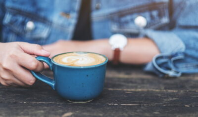 Co to jest efekt latte i jak można go wykorzystać w oszczędzaniu?