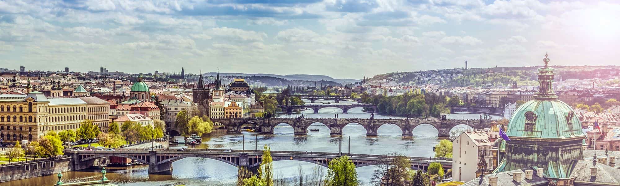 Atrakcje Czech - co zobaczyć w Czechach - widok na panoramę Pragi z mostami
