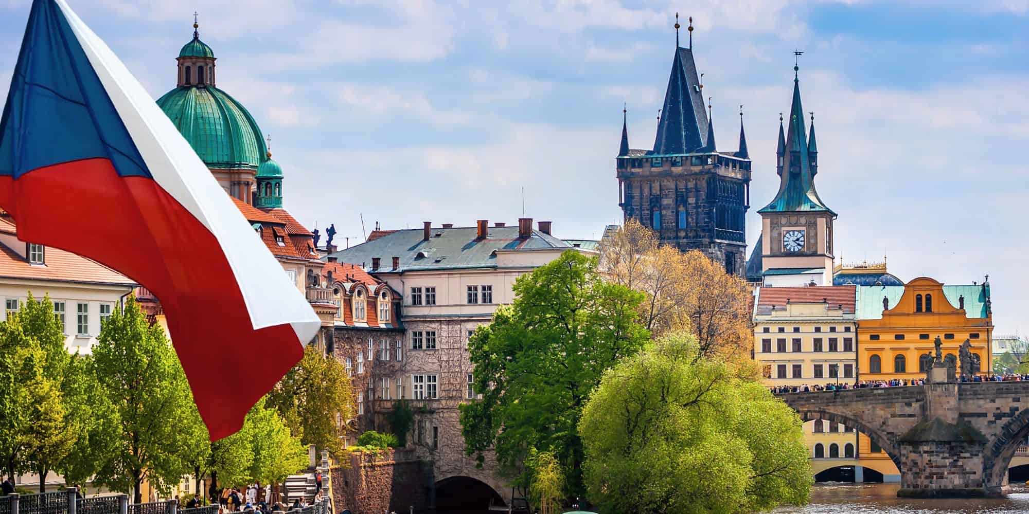 Atrakcje Czechy - widok na powiewającą flagę Czech na tle panoramy miasta