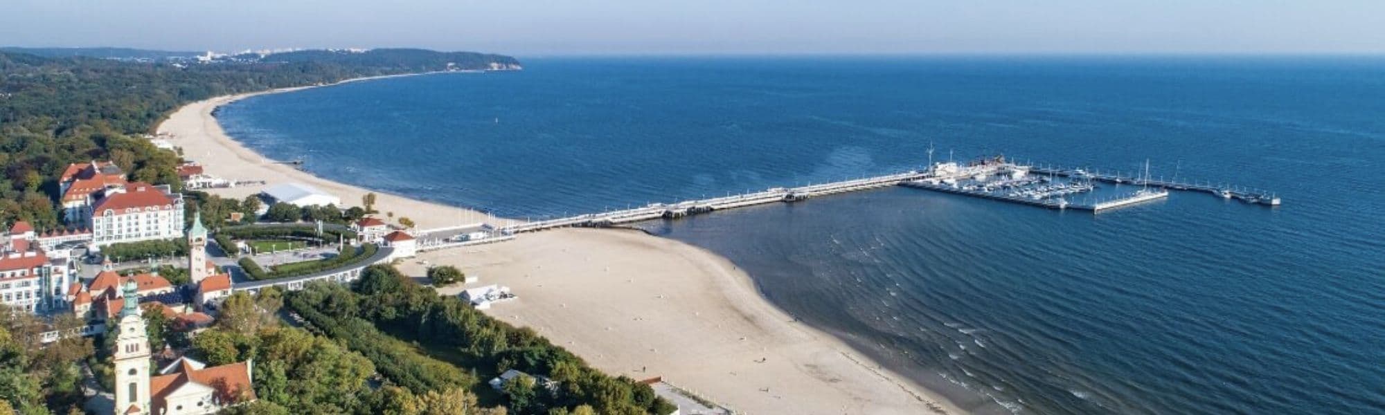 Widok na zatokę Bałtycką i molo w Sopocie