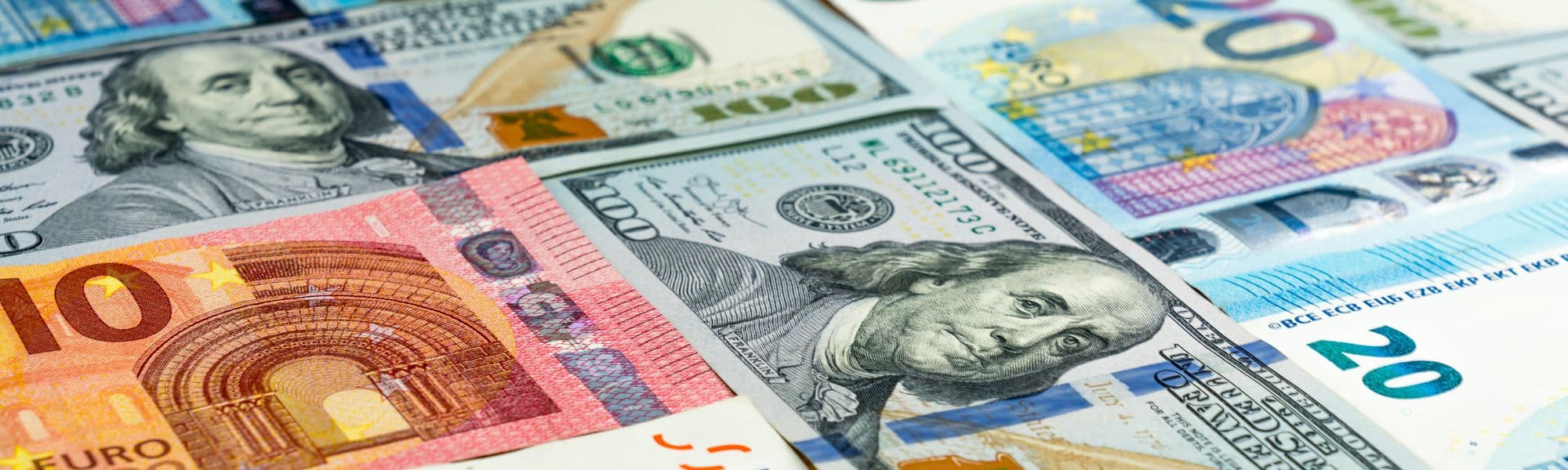 banknoty euro i dolary w przybliżeniu 