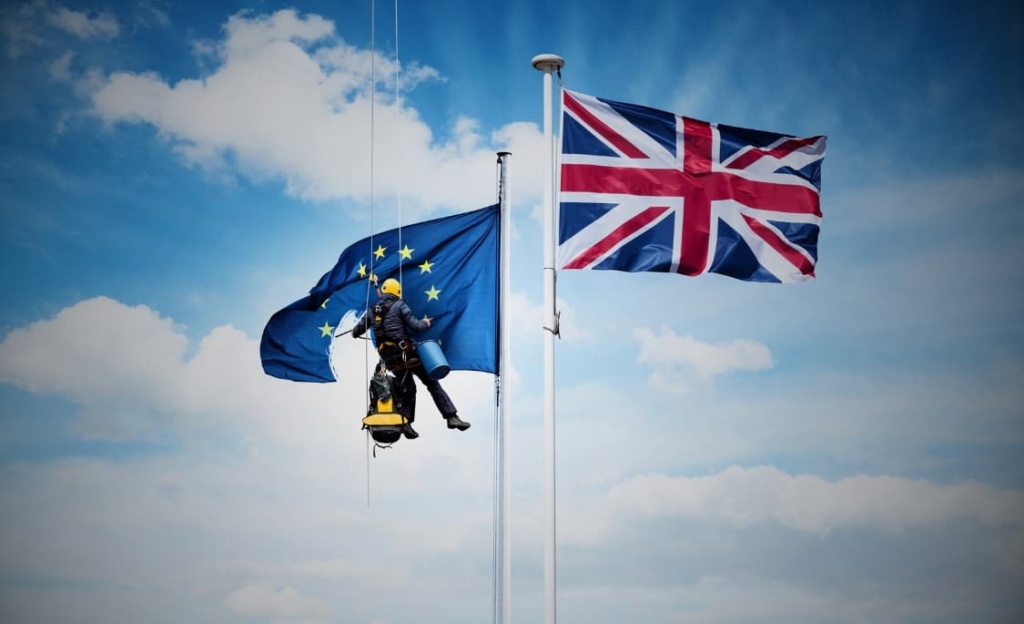 Flaga Wielkiej Brytanii i znikająca flaga UE, obrazująca wyjście Wielkiej Brytanii z UE i skutki brexitu 