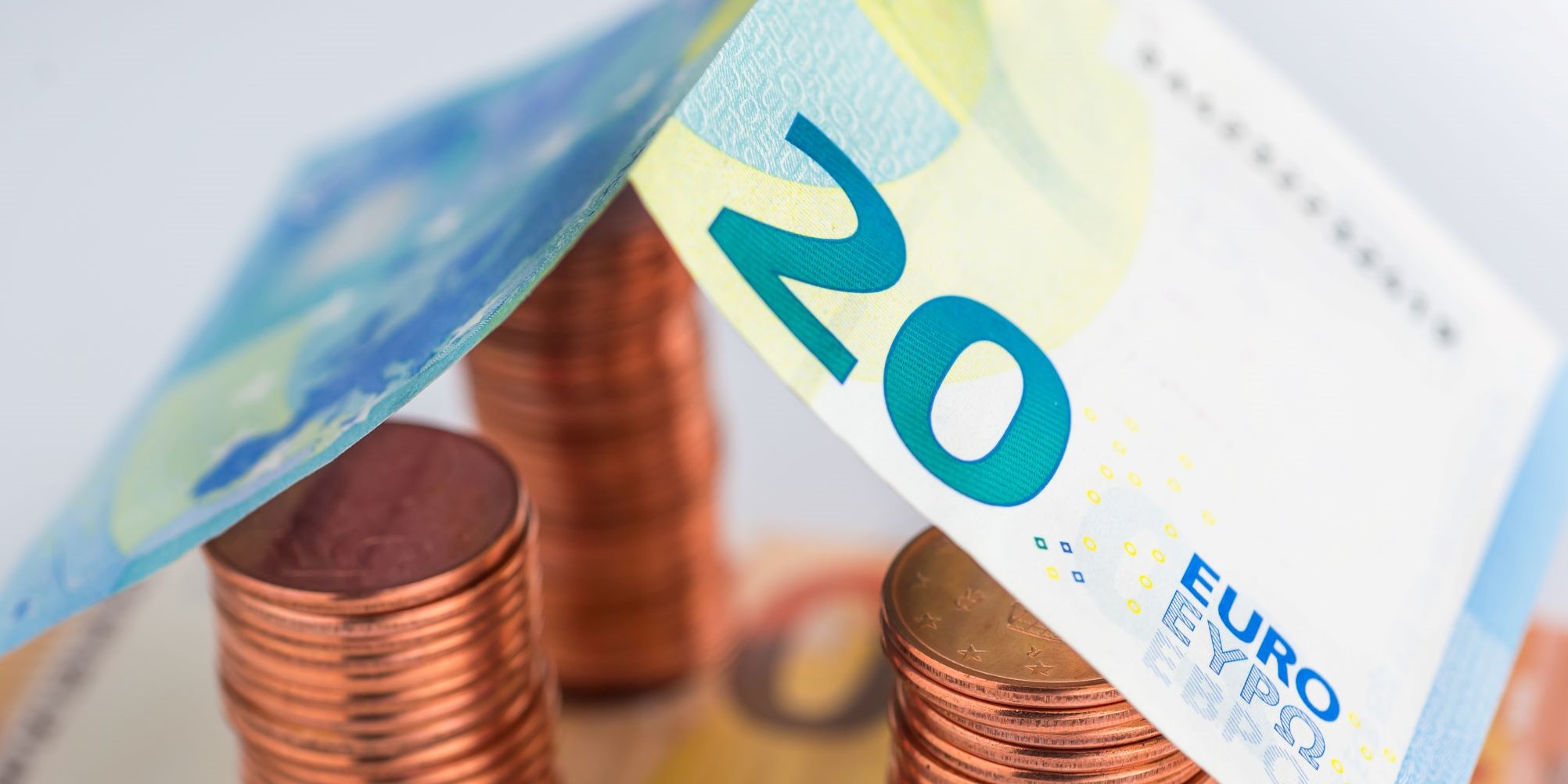 konstrukcja domu ułożona z monet i banknotów euro