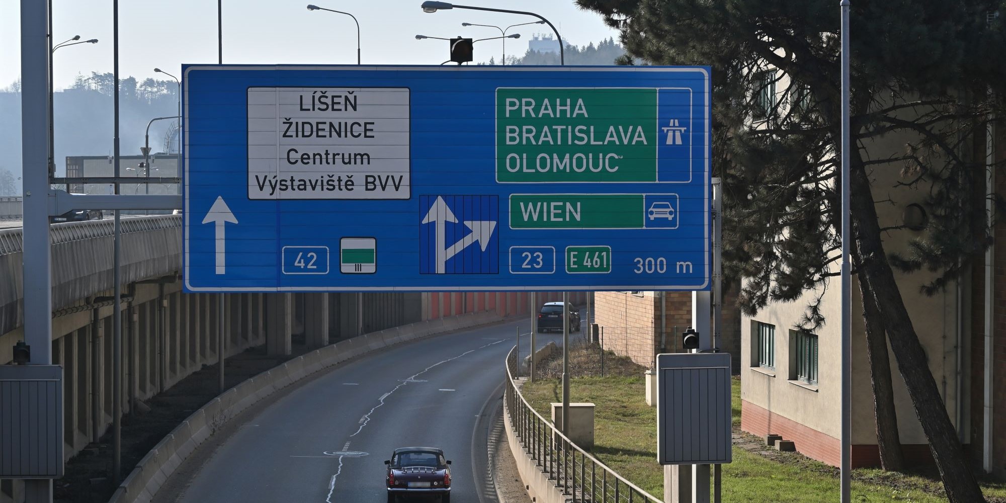 samochód jadący po drodze w Czechach