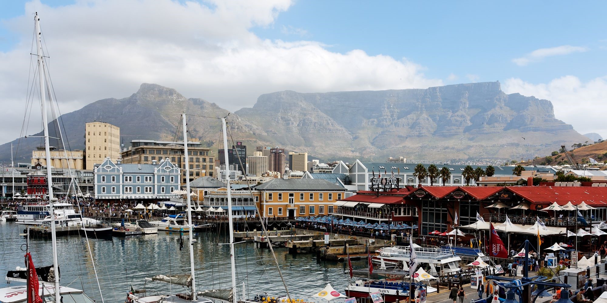 Widok na zatokę w mieście Cape Town w RPA. W tle góry.