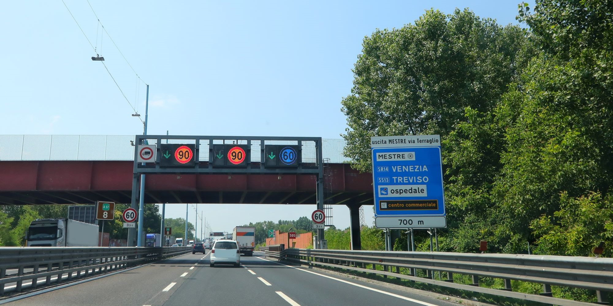 Samochody na autostradzie, Włochy.