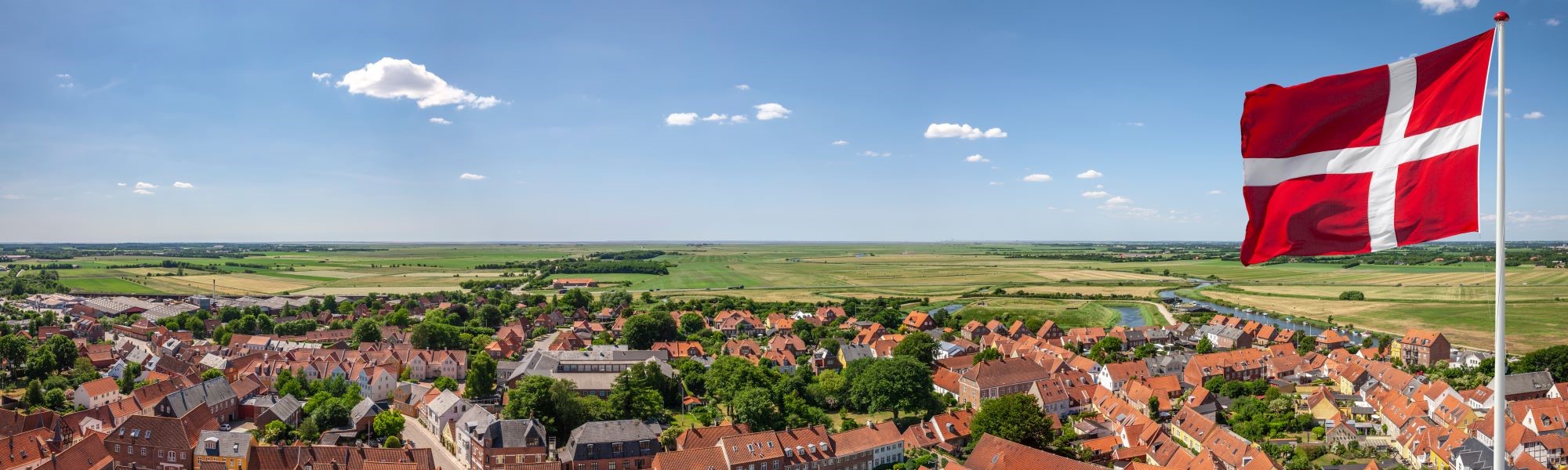 Flaga Danii na tle miasta