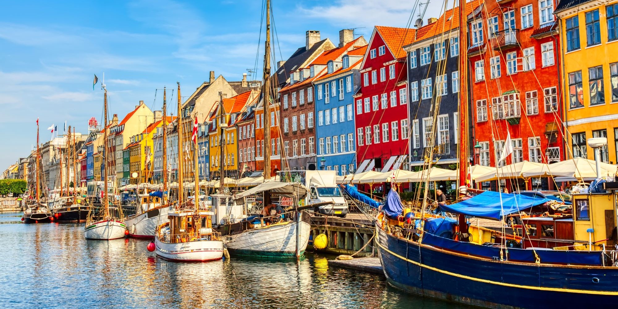 Dania, kolorowe kamienice i statki w Kopenhadze