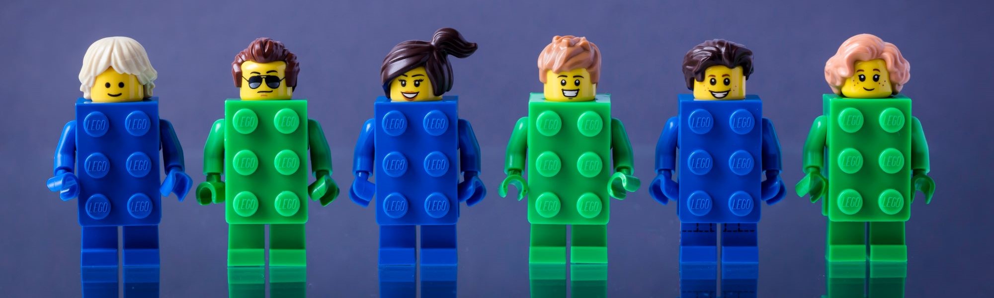 Lego, kilka figurek ustawionych w rzędzie