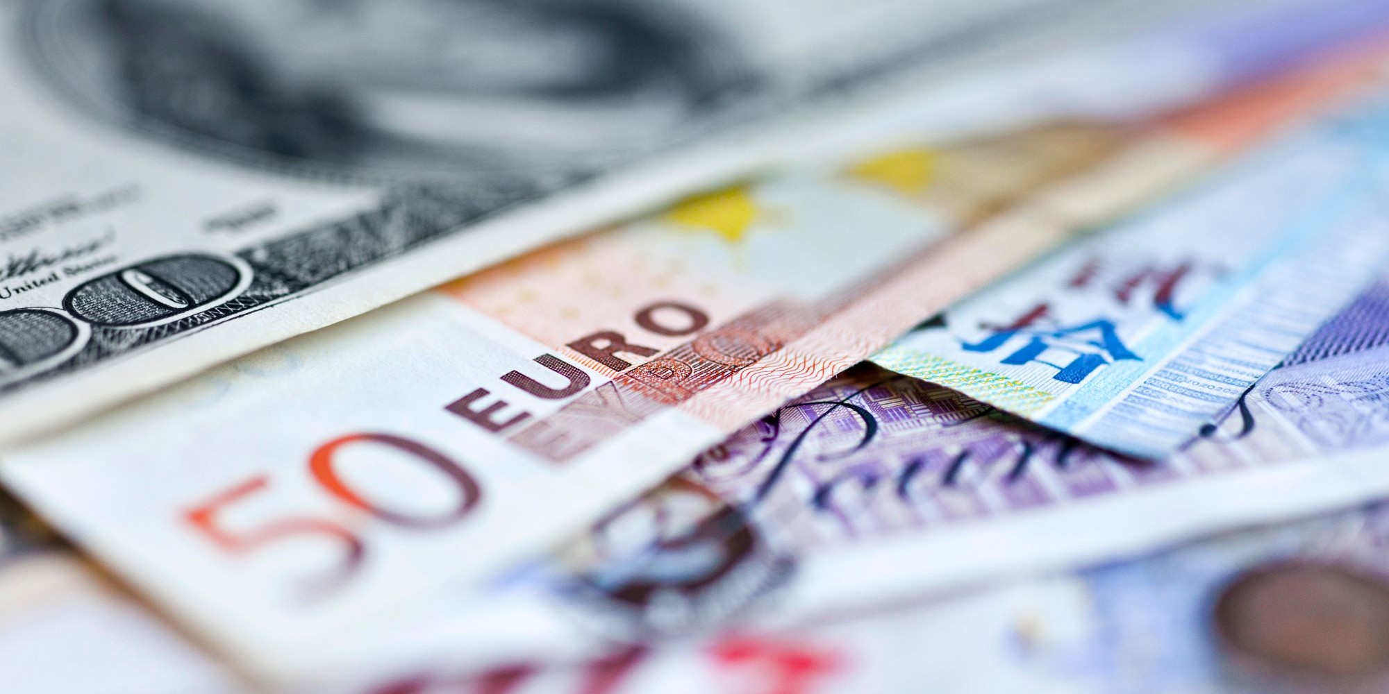 Stos banknotów różnych walut