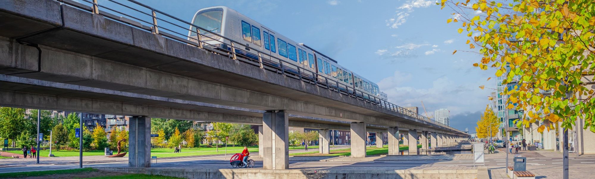 Pociąg metra na estakadzie, Kopenhaga