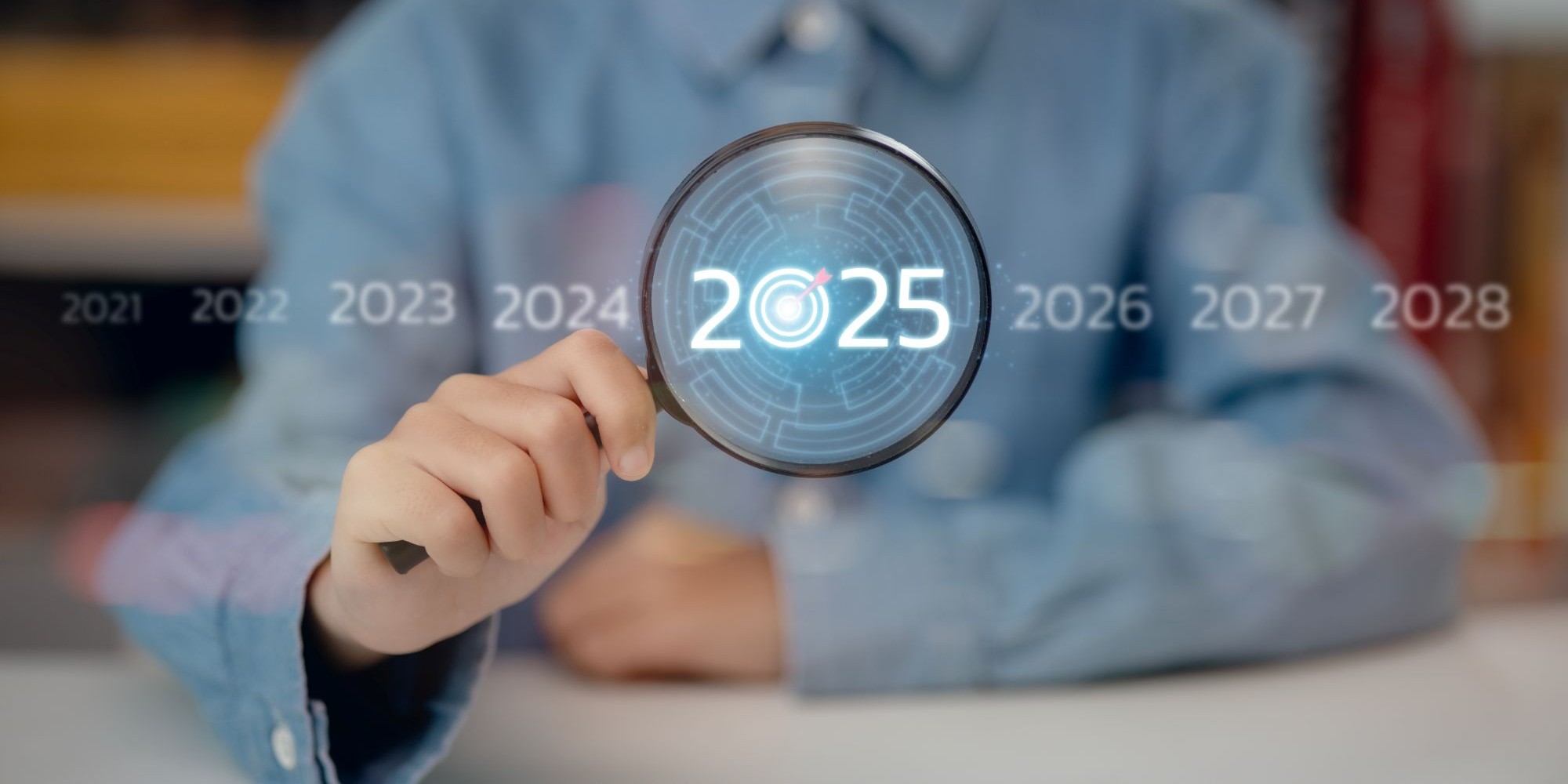 Osoba trzyma lupę, w szkle 2025