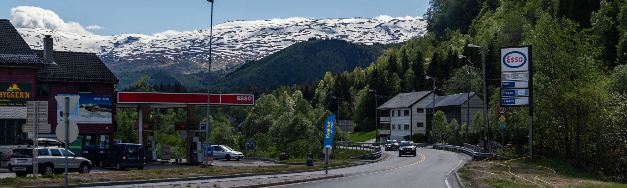 Stacja benzynowa w Norwegii, w tle góry