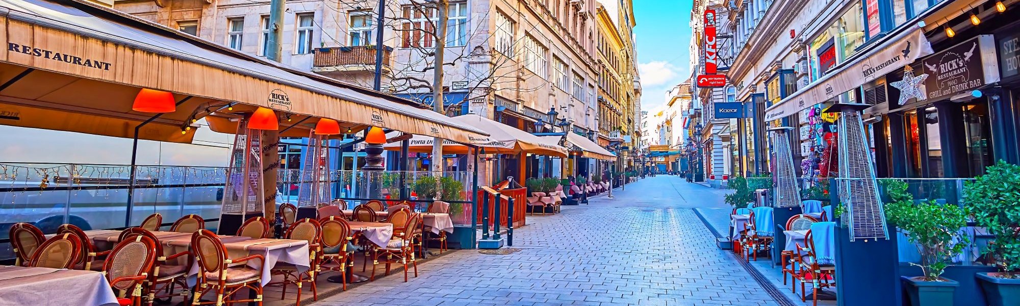 Budapeszt, ulica z ogródkami restauracji.