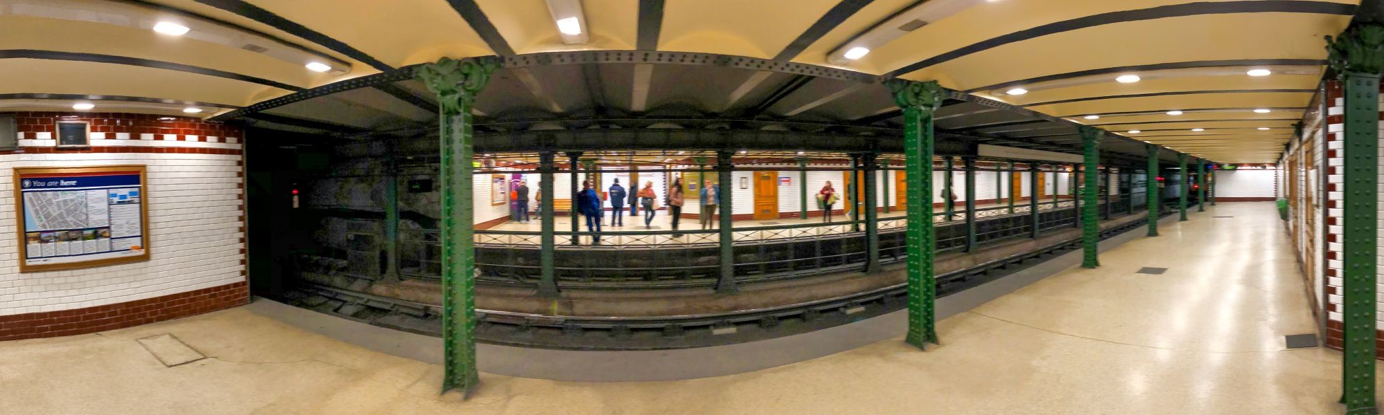 Budapesz, peron stacji metra.