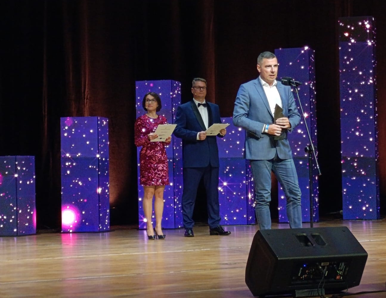 Krzysztof Pawlak na scenie z nagrodą Kantor Online Roku 2025