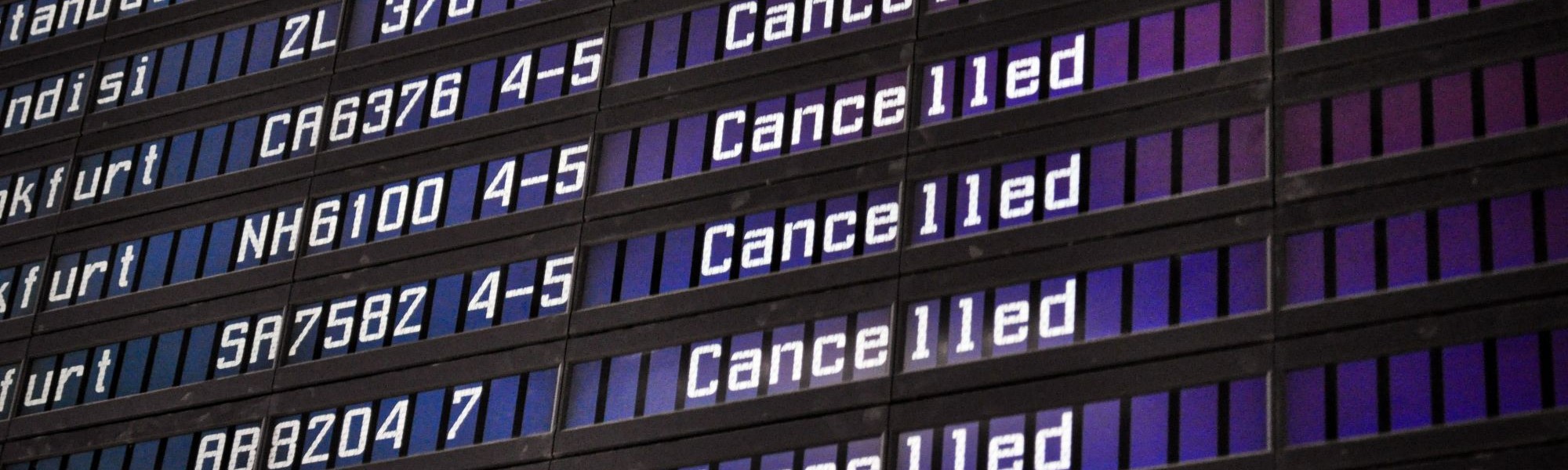 Tablica informacyjna na lotnisku, napis cancelled