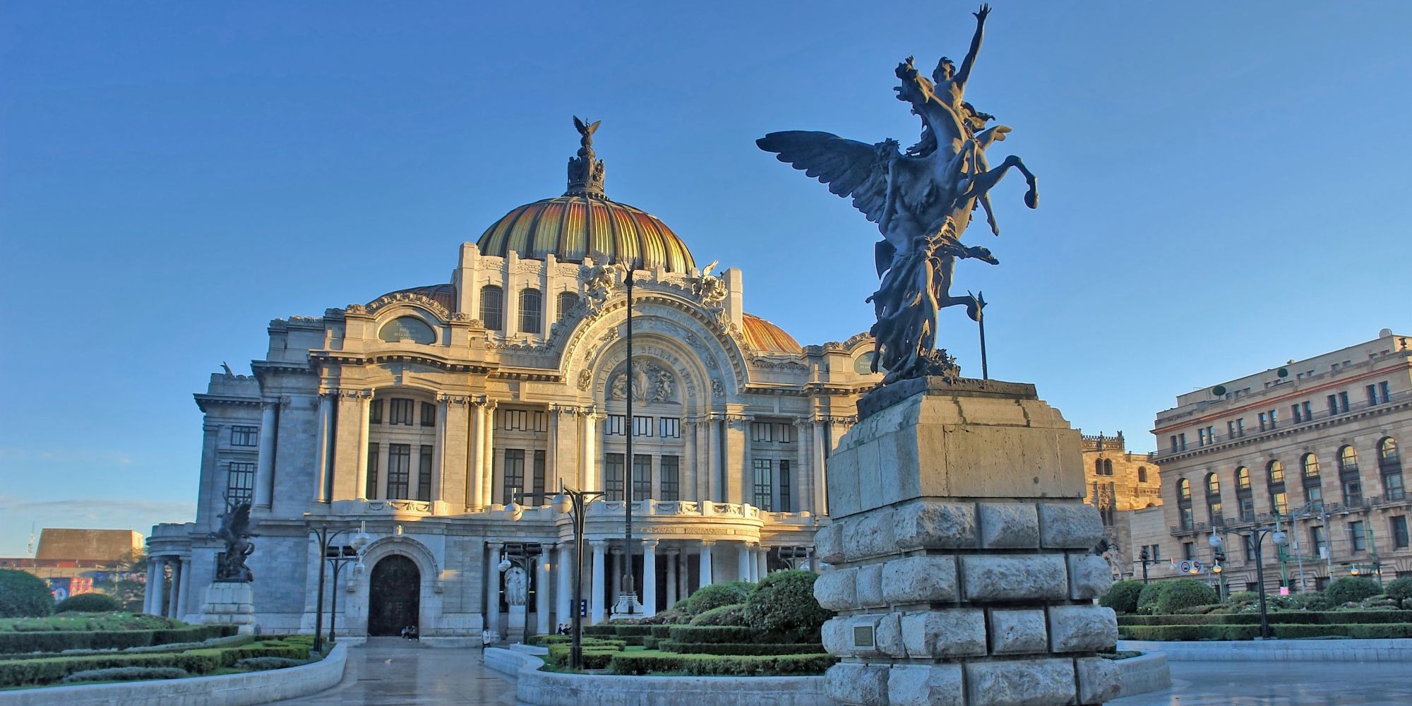 Palacio de Bellas Artes w centrum stolicy Meksyku. Na pierwszym planie posąg Pegaza
